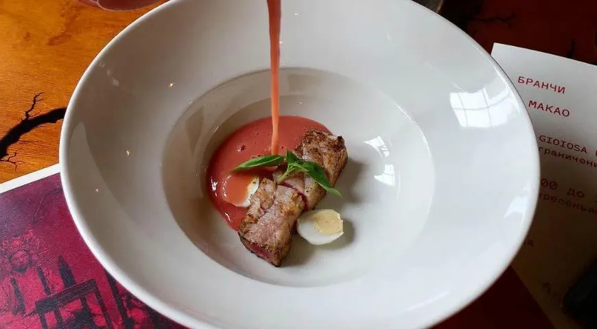 Холодный томатный суп с тунцом и базиликом