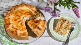 Курник с блинами, курицей и грибами