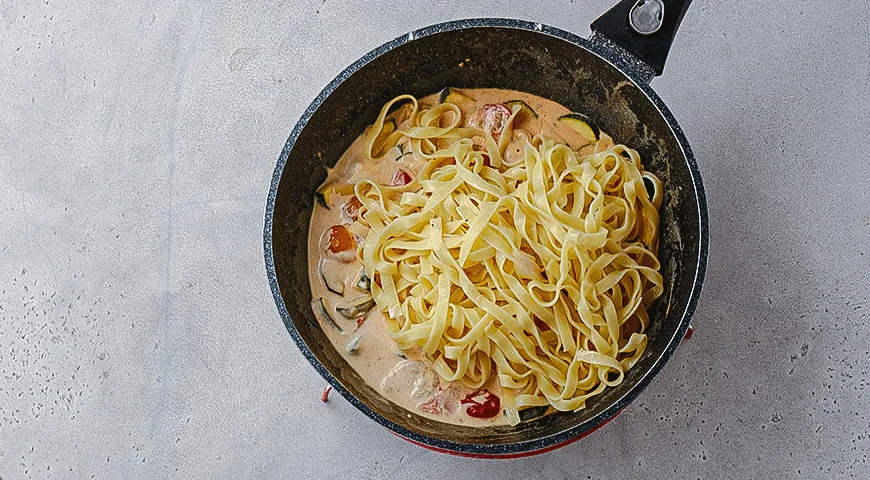 Паста с овощами и чипсами из салями