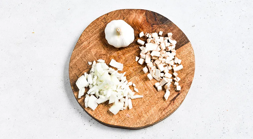 Куриные рулеты с грибами и сыром в сметанном соусе в духовке