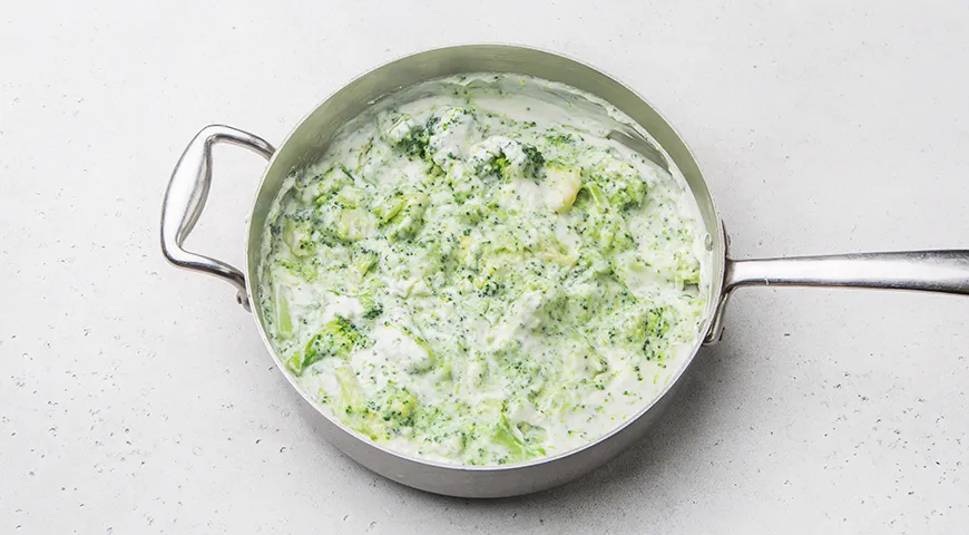 Брокколи в сметанно-чесночном соусе