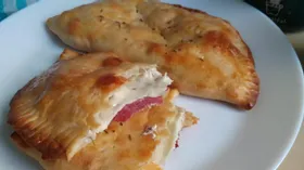 Пирог с творожным сыром и салями