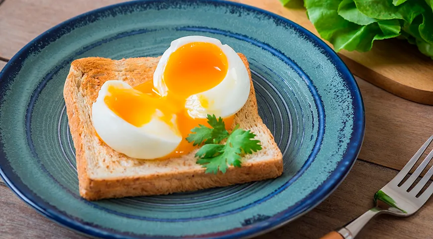 Весенний и летний периоды обычно характеризуются более насыщенным вкусом и цветом желтка за счет натурального рациона кур