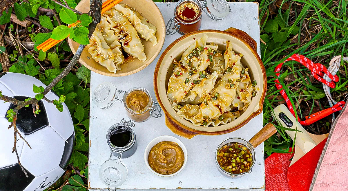 Закусочные дамплинги с соусами