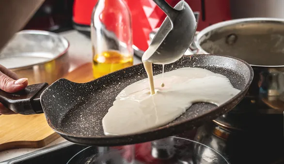 Стало понятно, можно ли готовить блины на воде и зачем добавлять в тесто кипяток