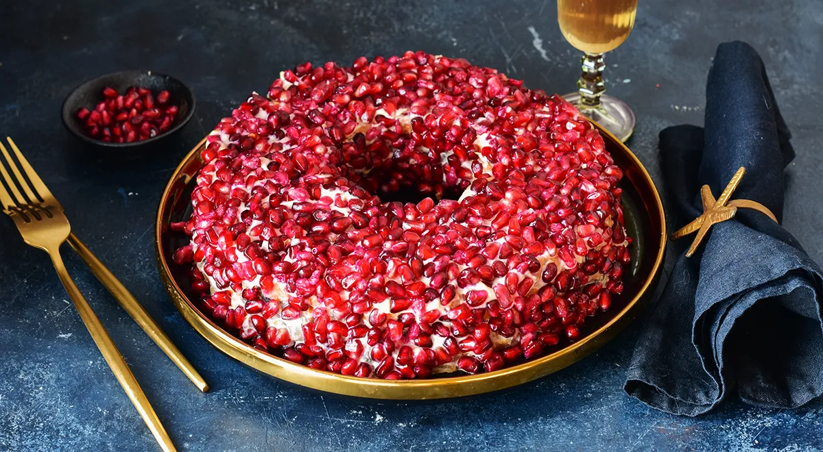 вкусный салат с гранатовыми зернами. гранатовый без свеклы. гранатовый браслет салат без свеклы. гранатовый браслет с кукурузой без свеклы. гранатовый без свеклы.