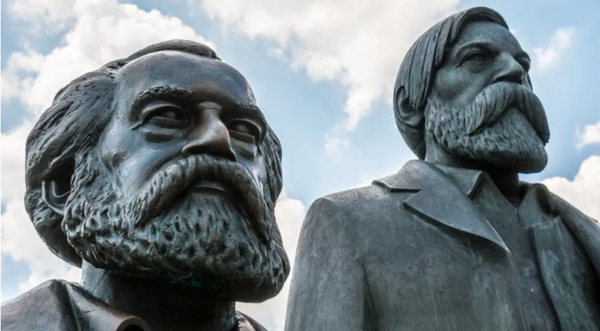 Памятник Карлу Марксу и Фридриху Энгельсу в Берлине