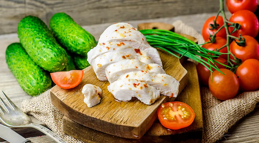 Рекомендуемая суточная норма потребления вареной куриной грудки для взрослых — 150–200 г