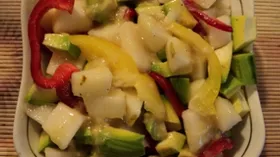 Пестрый салат с грушами и авокадо