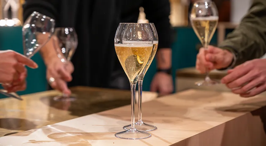 Качественное шампанское отличают мельчайшие пузырьки, которые непрерывно играют в бокале 