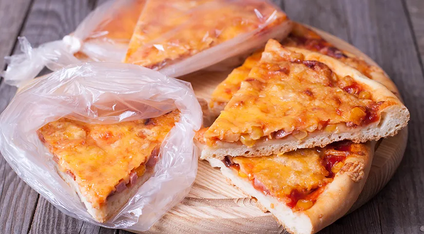 В морозилке пиццу хранят в чистых пакетах для пищевых продуктов или в пластиковых контейнерах