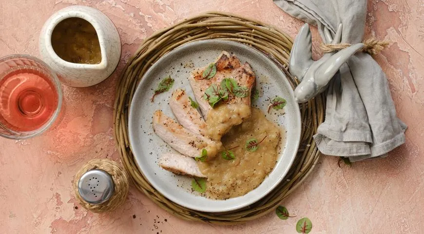 Рецепт лукового соуса к жареному мясу, на яблочном соке