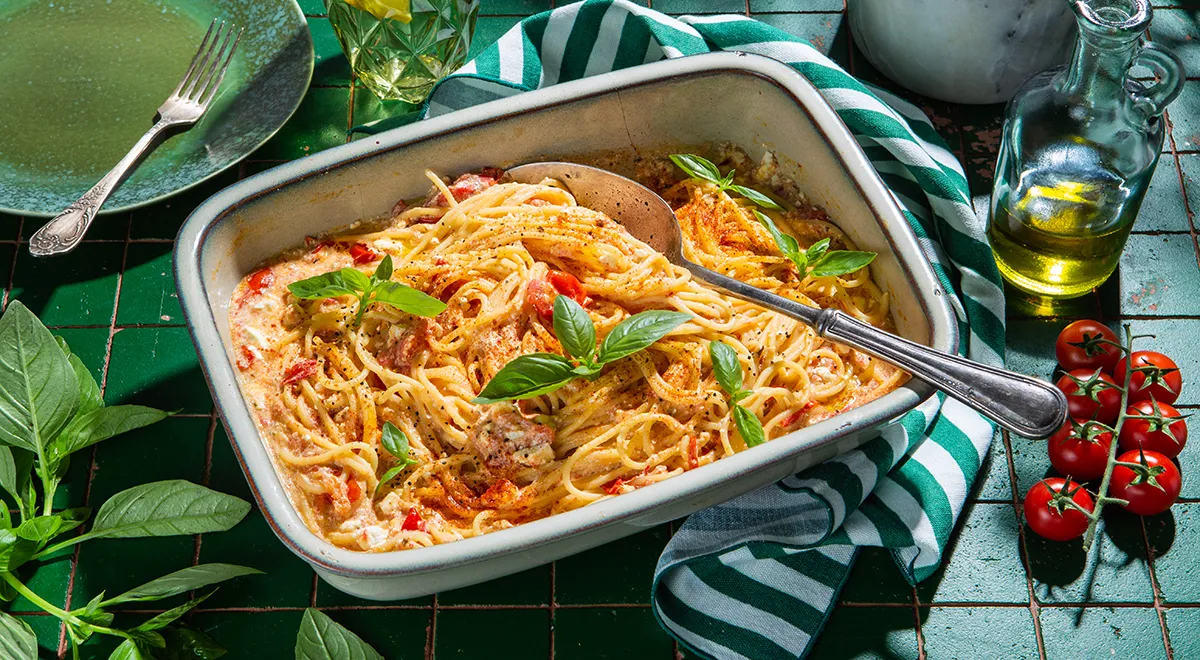 Спагетти с фетой и помидорами черри