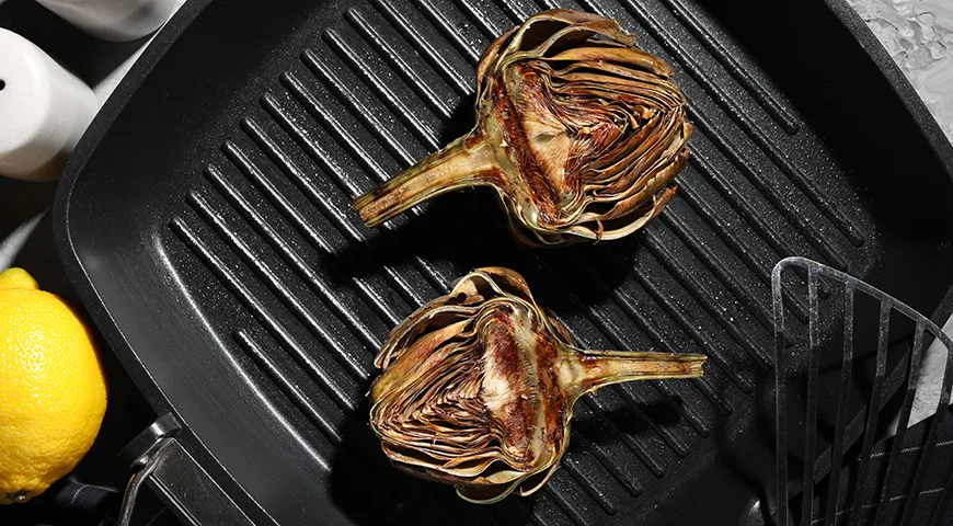 На углях или на гриле артишоки жарят 10–15 минут с каждой стороны