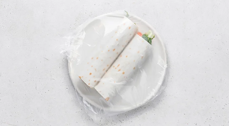 Лаваш с красной рыбой, огурцом и плавленым сыром