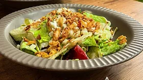 Итальянский салат с курицей и орехами