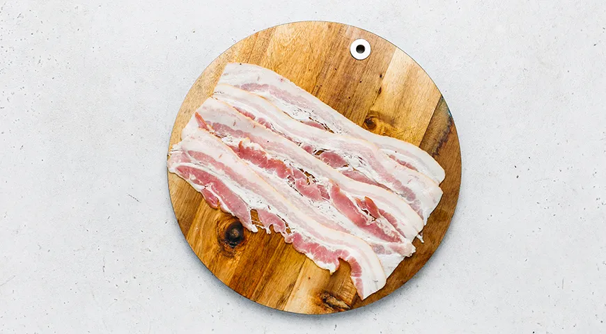 Куриные рулетики с беконом и копченым сыром, запеченные в томатно-соевом соусе