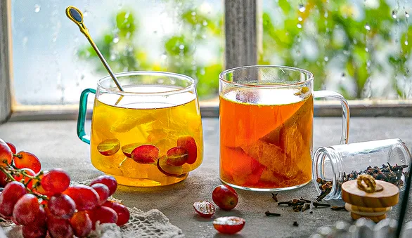 Быстрый компот из винограда, апельсина и зеленого чая