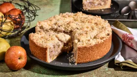 Яблочный пирог по-немецки с орехами