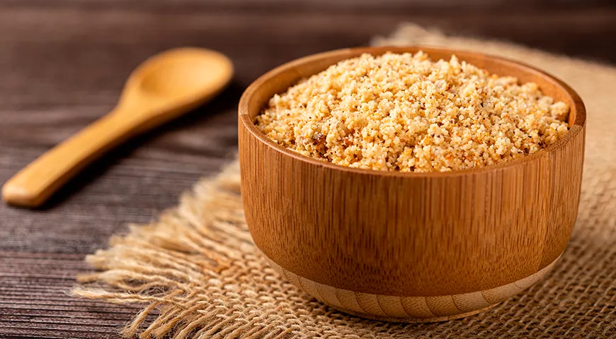 Фарофу можно приготовить, как гарнир или как самостоятельное блюдо, добавив бекон, колбасу или грудинку