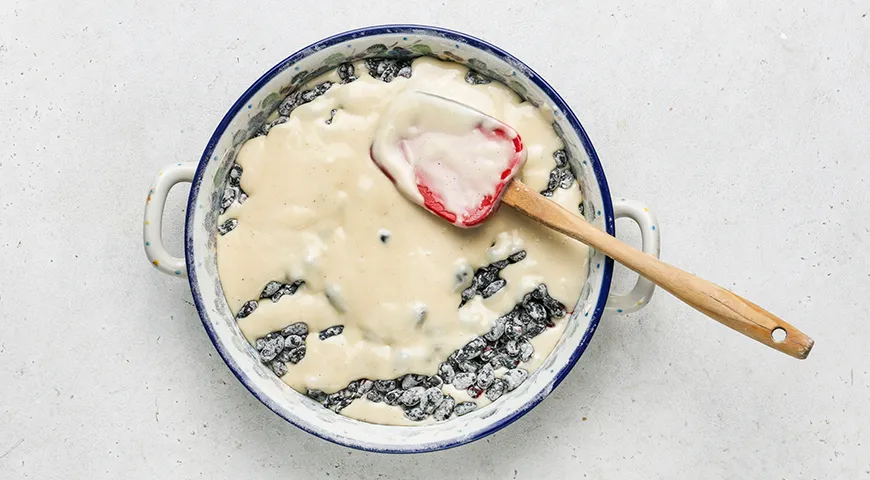 Заливной пирог с жимолостью