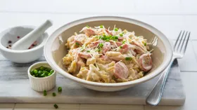 Макароны с сосисками под сливочным соусом