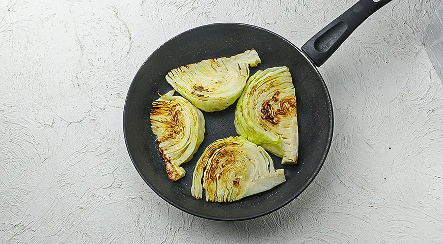 Молодая капуста, жаренная на сковороде, с йогуртово-чесночным