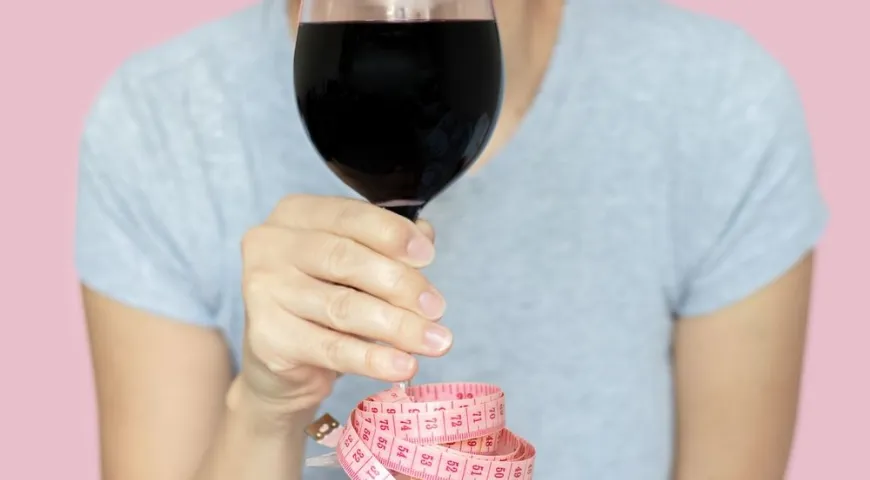 Чтобы минимизировать вред употребления алкоголя для фигуры, рекомендуется употреблять 1 бокал сухого вина не чаще 2 раз в неделю 