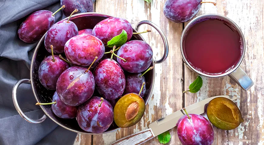Сливовый сок можно пить, добавлять в смузи и десерты, а также использовать для приготовления соусов к мясу и рыбе