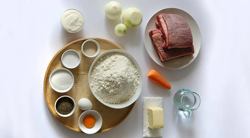 Подготовьте все ингредиенты для пирожков с мясом