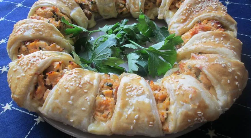 Пирог с начинкой из курицы с грибами