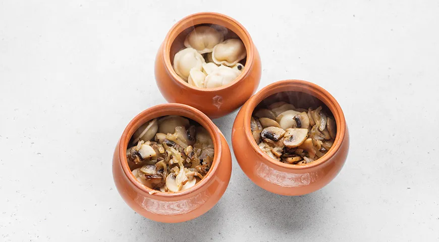 Пельмени со сметаной в горшочке