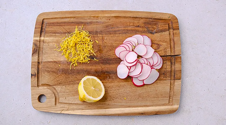 Салат с жареным козьим сыром