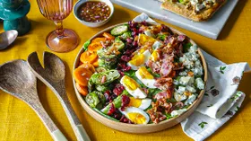 Салат с брюссельской капустой, яйцом и беконом