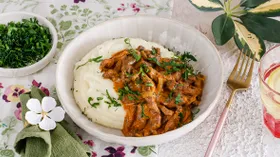 Бефстроганов из говядины с солеными огурцами и сметаной