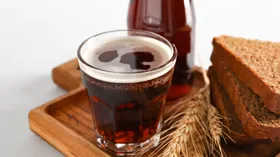 Спасает в жару, но вредит здоровью — какой квас лучше не покупать