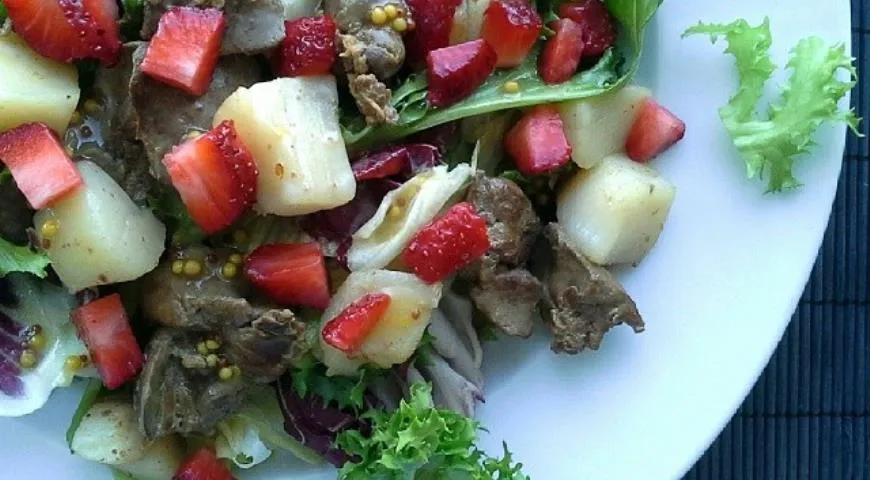 Теплый салат с куриной печенью и морскими гребешками