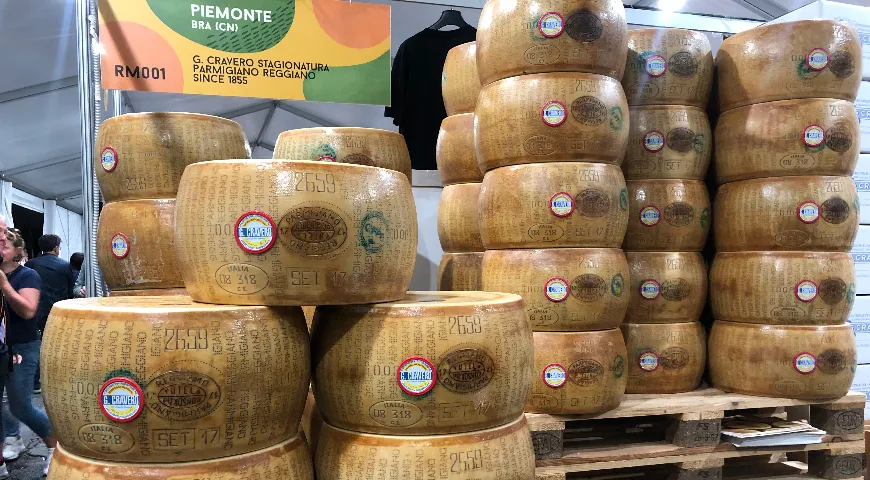 Сыр пармиджано реджано, представленный на 12-ой выставке Cheese в Бра, Италия