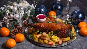 Утка с медовыми яблоками и брусничным соусом