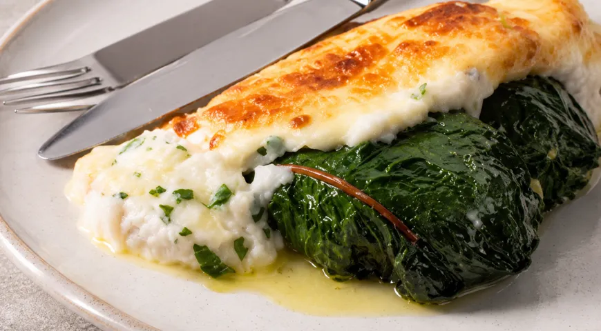 Листья мангольда, фаршированные мясом и крупой