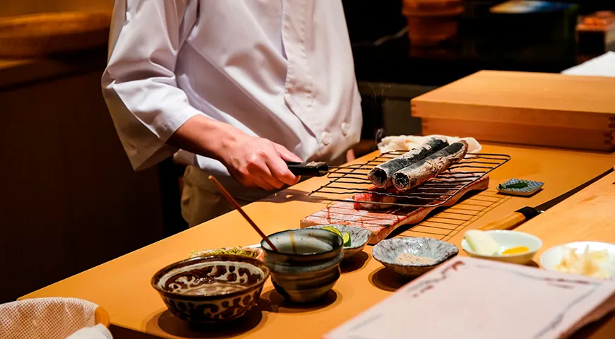 Стиль омакасе был популяризирован Нобу Мацухисой за рубежом в конце XX века 