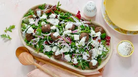 Зеленый салат с фрикадельками и брынзой