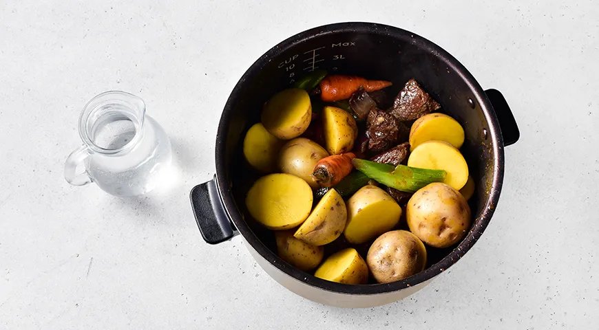 Тушенная картошка с мясом в мультиварке