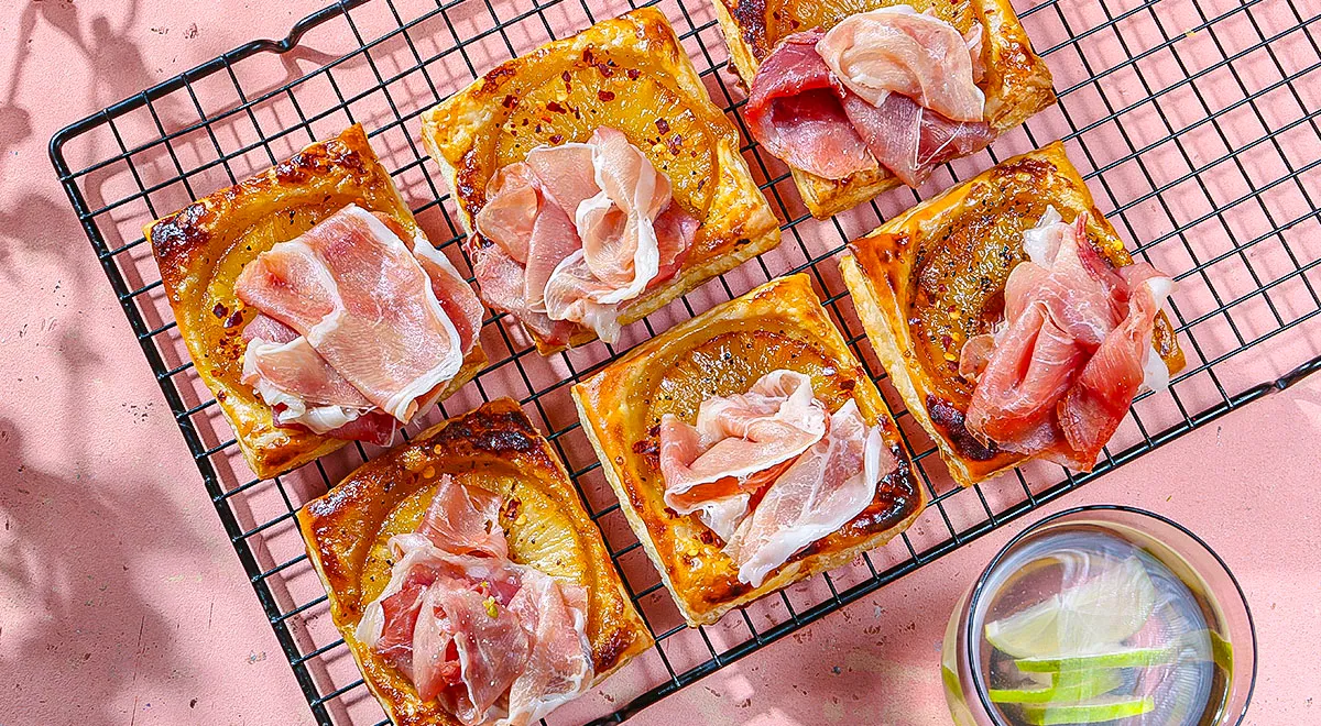 Слойки с ананасом и прошутто