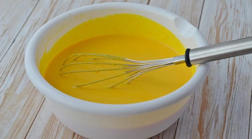 Для придания начинке более насыщенного цвета добавьте немного пищевого желтого красителя на кончике ножа, по желанию