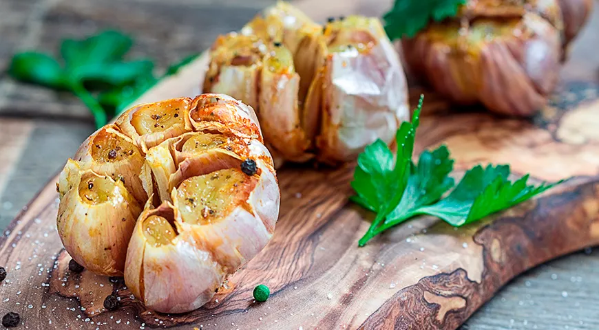 Чтобы уменьшить чесночный запах изо рта, используйте запеченный или тушеный чеснок