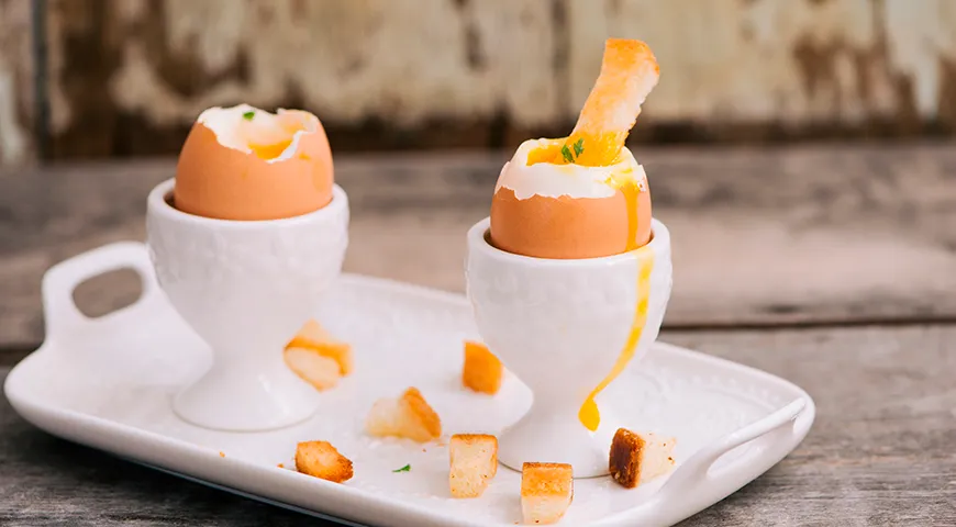 Специальная подставка для яиц в мешочек добавляет эстетики и превращает будничный завтрак в настоящее событие