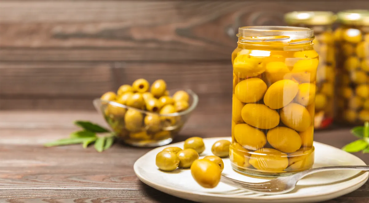 Как долго хранят банку с оливками после вскрытия: кулинарам дали подсказку