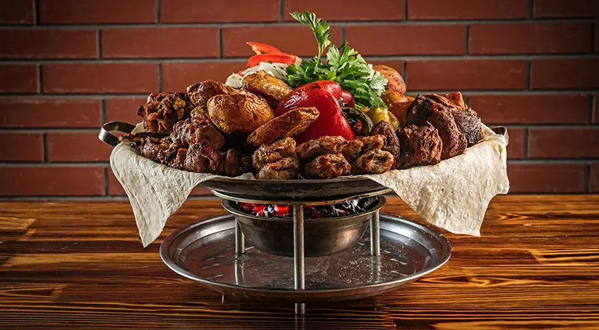 Перед подачей садж часто ставят на специальную подставку с огнем или свечой