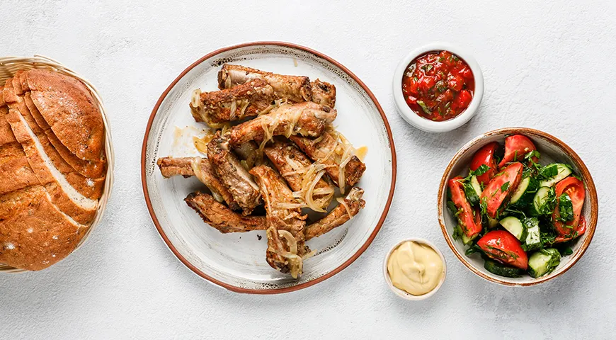 Жареные свиные ребрышки с луком и чесноком